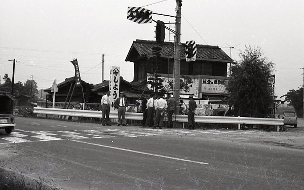 1965年 信号機つく106.jpg